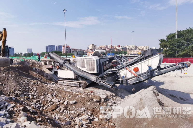 履带式车载移动碎石机破碎建筑垃圾现场